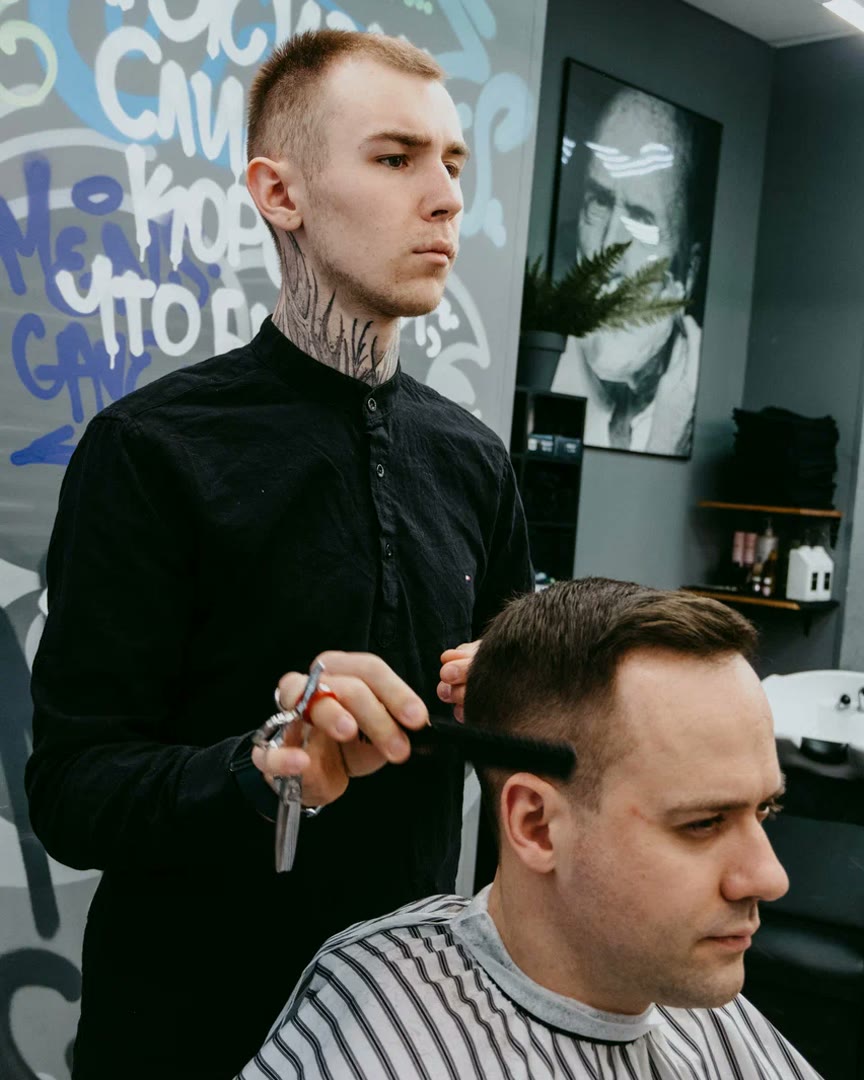 Мужская стрижка в барбершопе Men's Cave в Мурино